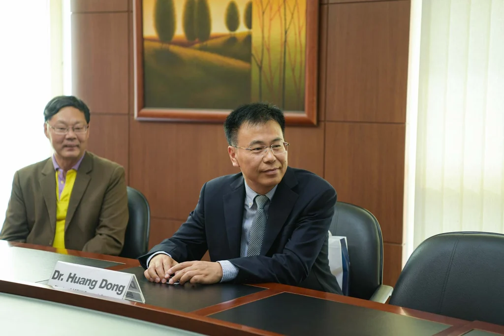 w2 Huazhong University of Science and Technology (HUST) Delegation’ Visit