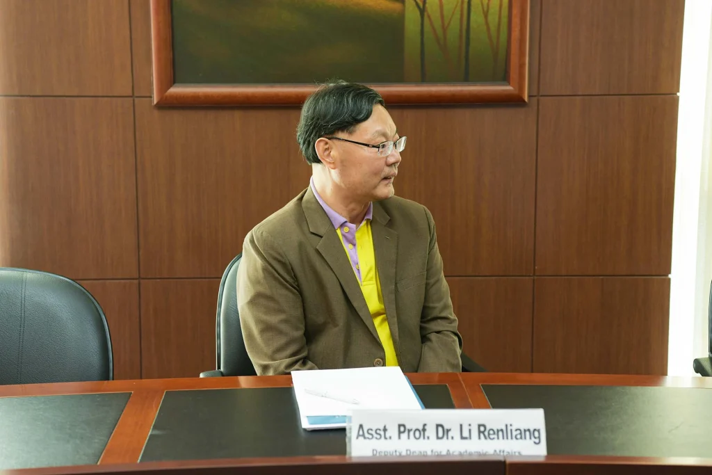 w3 Huazhong University of Science and Technology (HUST) Delegation’ Visit