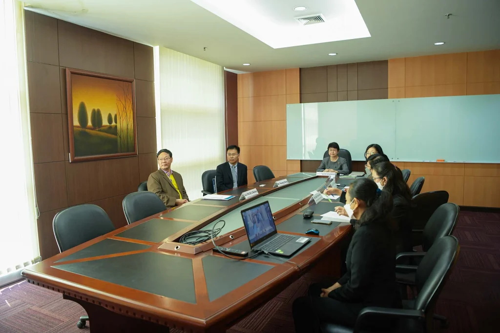 w1 Huazhong University of Science and Technology (HUST) Delegation’ Visit