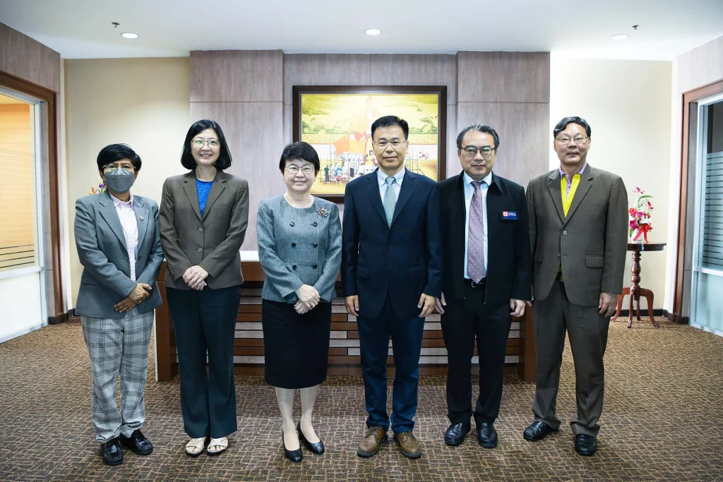 w8 Huazhong University of Science and Technology (HUST) Delegation’ Visit