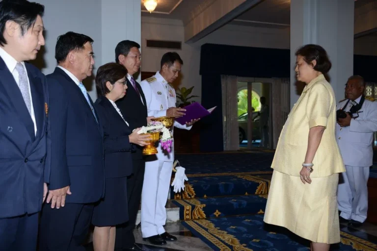 ถวายเงินรายได้จากการจัดการแข่งขันกอล์ฟการกุศลชิงถ้วยพระราชทาน