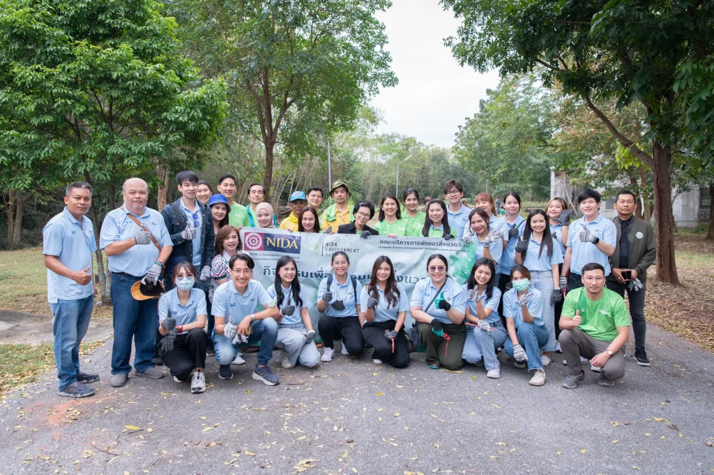 คณะบริหารการพัฒนาสิ่งแวดล้อม (นิด้า) ผนึกกำลังชุมชนรอบสีคิ้ว จัดกิจกรรมปลูกต้นราชพฤกษ์ เนื่องใน “วันสิ่งแวดล้อมไทย”