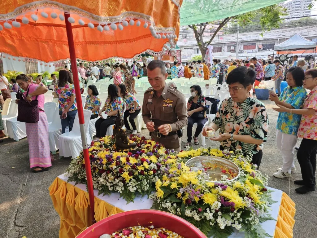 ‘นิด้า’ ร่วมกิจกรรมวันสงกรานต์และวันผู้สูงอายุ เขตบางกะปิ