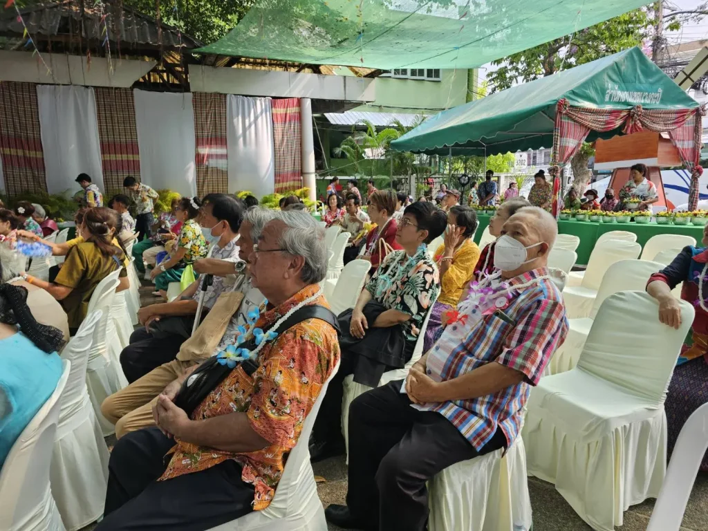 ‘นิด้า’ ร่วมกิจกรรมวันสงกรานต์และวันผู้สูงอายุ เขตบางกะปิ