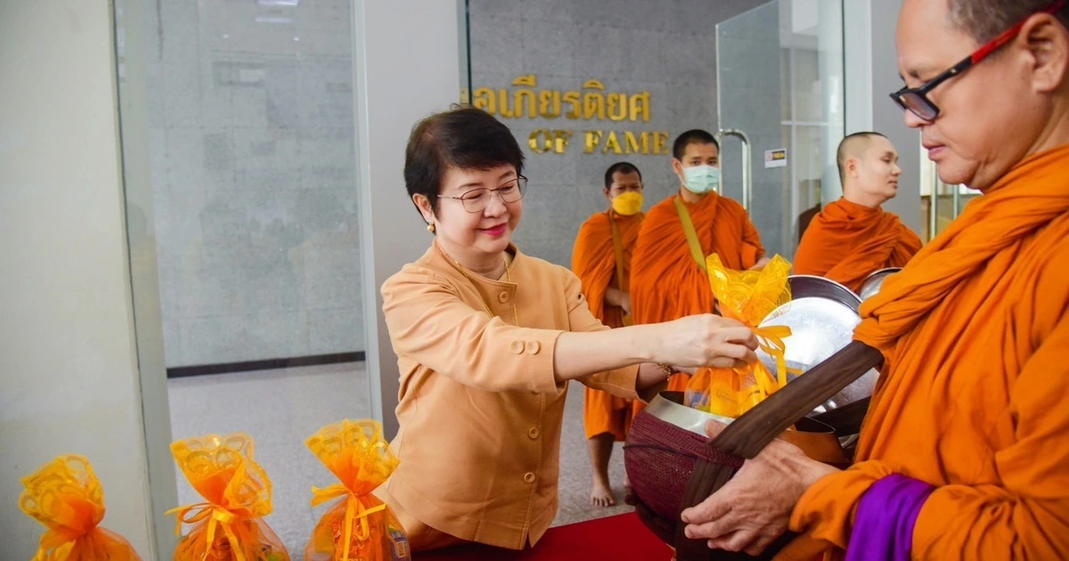 ‘นิด้า’ จัดพิธีทำบุญตักบาตร น้อมรำลึกในพระมหากรุณาธิคุณ ในหลวงรัชกาลที่ ๙ ผู้ทรงก่อกำเนิดสถาบัน