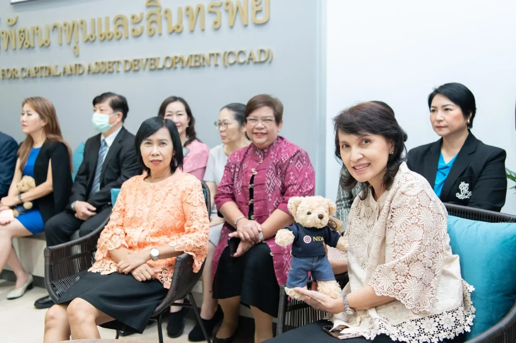 นิด้าเปิดตัว “ศูนย์พัฒนาทุนและสินทรัพย์” อย่างเป็นทางการในบรรยากาศอบอุ่น แขกผู้มีเกียรติ คณาจารย์ – นักศึกษา – ศิษย์เก่า ร่วมแสดงความยินดีอย่างคับคั่ง
