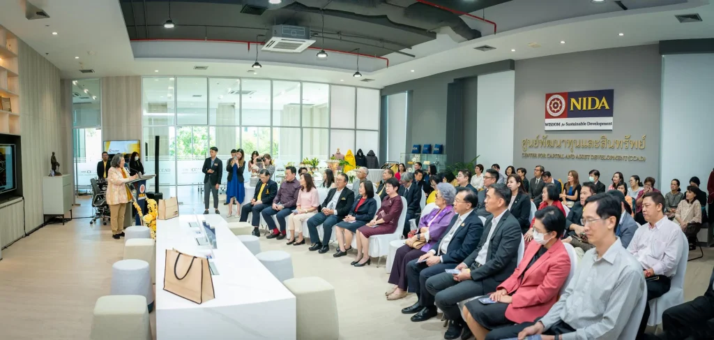 นิด้าเปิดตัว “ศูนย์พัฒนาทุนและสินทรัพย์” อย่างเป็นทางการในบรรยากาศอบอุ่น แขกผู้มีเกียรติ คณาจารย์ – นักศึกษา – ศิษย์เก่า ร่วมแสดงความยินดีอย่างคับคั่ง