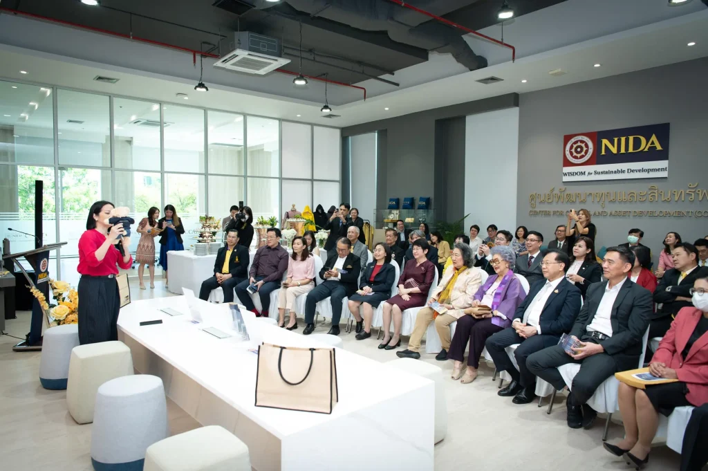 นิด้าเปิดตัว “ศูนย์พัฒนาทุนและสินทรัพย์” อย่างเป็นทางการในบรรยากาศอบอุ่น แขกผู้มีเกียรติ คณาจารย์ – นักศึกษา – ศิษย์เก่า ร่วมแสดงความยินดีอย่างคับคั่ง
