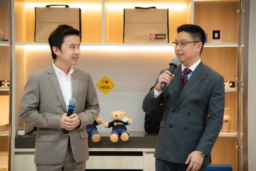 นิด้าเปิดตัว “ศูนย์พัฒนาทุนและสินทรัพย์” อย่างเป็นทางการในบรรยากาศอบอุ่น แขกผู้มีเกียรติ คณาจารย์ – นักศึกษา – ศิษย์เก่า ร่วมแสดงความยินดีอย่างคับคั่ง