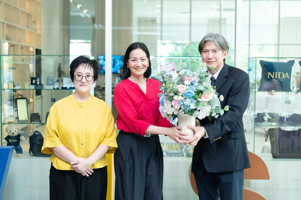 นิด้าเปิดตัว “ศูนย์พัฒนาทุนและสินทรัพย์” อย่างเป็นทางการในบรรยากาศอบอุ่น แขกผู้มีเกียรติ คณาจารย์ – นักศึกษา – ศิษย์เก่า ร่วมแสดงความยินดีอย่างคับคั่ง