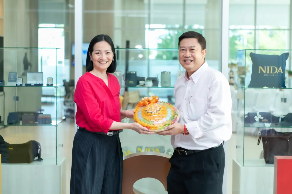 นิด้าเปิดตัว “ศูนย์พัฒนาทุนและสินทรัพย์” อย่างเป็นทางการในบรรยากาศอบอุ่น แขกผู้มีเกียรติ คณาจารย์ – นักศึกษา – ศิษย์เก่า ร่วมแสดงความยินดีอย่างคับคั่ง
