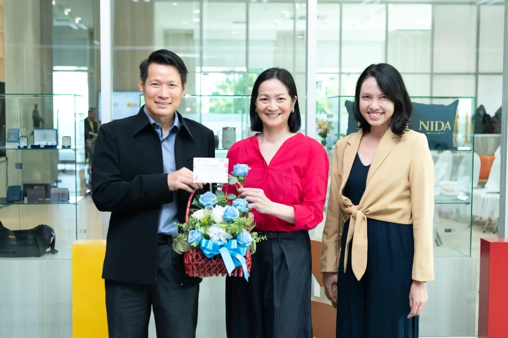 นิด้าเปิดตัว “ศูนย์พัฒนาทุนและสินทรัพย์” อย่างเป็นทางการในบรรยากาศอบอุ่น แขกผู้มีเกียรติ คณาจารย์ – นักศึกษา – ศิษย์เก่า ร่วมแสดงความยินดีอย่างคับคั่ง