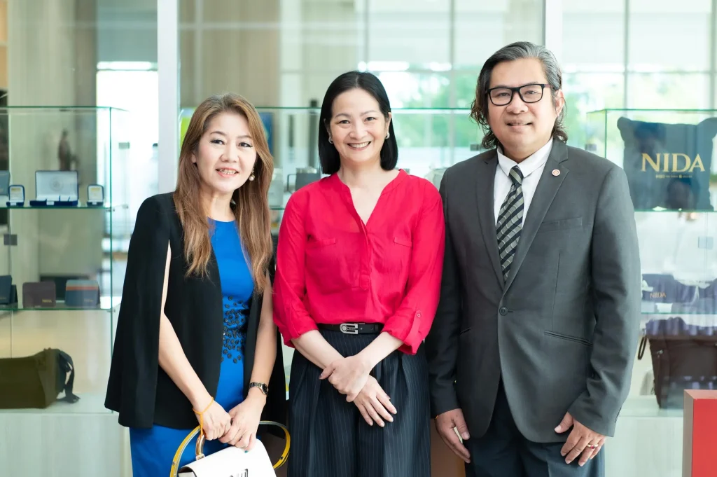 นิด้าเปิดตัว “ศูนย์พัฒนาทุนและสินทรัพย์” อย่างเป็นทางการในบรรยากาศอบอุ่น แขกผู้มีเกียรติ คณาจารย์ – นักศึกษา – ศิษย์เก่า ร่วมแสดงความยินดีอย่างคับคั่ง