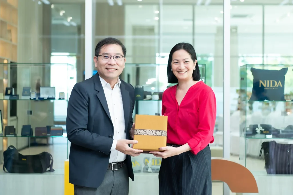 นิด้าเปิดตัว “ศูนย์พัฒนาทุนและสินทรัพย์” อย่างเป็นทางการในบรรยากาศอบอุ่น แขกผู้มีเกียรติ คณาจารย์ – นักศึกษา – ศิษย์เก่า ร่วมแสดงความยินดีอย่างคับคั่ง