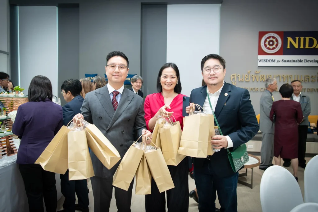 นิด้าเปิดตัว “ศูนย์พัฒนาทุนและสินทรัพย์” อย่างเป็นทางการในบรรยากาศอบอุ่น แขกผู้มีเกียรติ คณาจารย์ – นักศึกษา – ศิษย์เก่า ร่วมแสดงความยินดีอย่างคับคั่ง