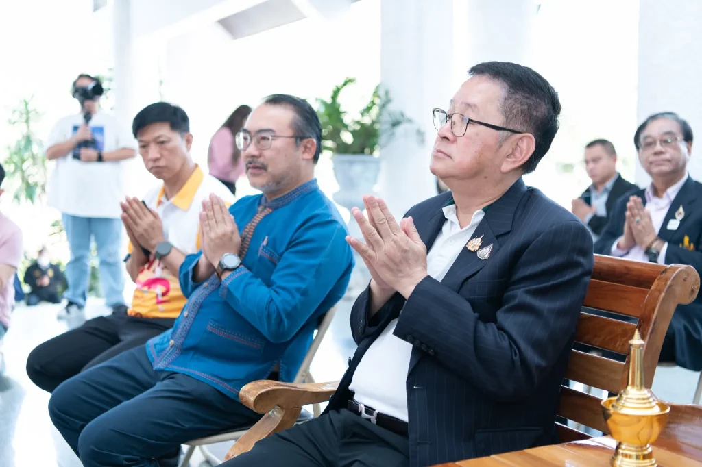 a01 รองนายกฯ ประเสริฐ – ผู้บริหารนิด้า – ศิษย์เก่า ร่วมทำบุญถวายภัตตาหารเพล ในโอกาสเปิด “นิด้า – วิทยาเขตสีคิ้ว” อย่างเป็นทางการ