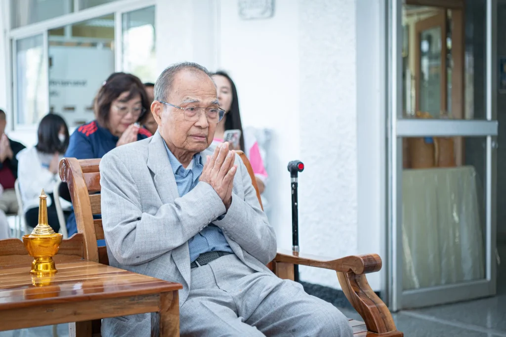 a02 รองนายกฯ ประเสริฐ – ผู้บริหารนิด้า – ศิษย์เก่า ร่วมทำบุญถวายภัตตาหารเพล ในโอกาสเปิด “นิด้า – วิทยาเขตสีคิ้ว” อย่างเป็นทางการ