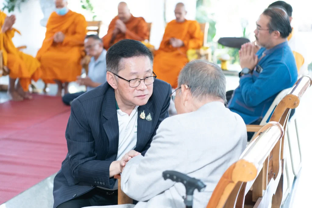a03 รองนายกฯ ประเสริฐ – ผู้บริหารนิด้า – ศิษย์เก่า ร่วมทำบุญถวายภัตตาหารเพล ในโอกาสเปิด “นิด้า – วิทยาเขตสีคิ้ว” อย่างเป็นทางการ