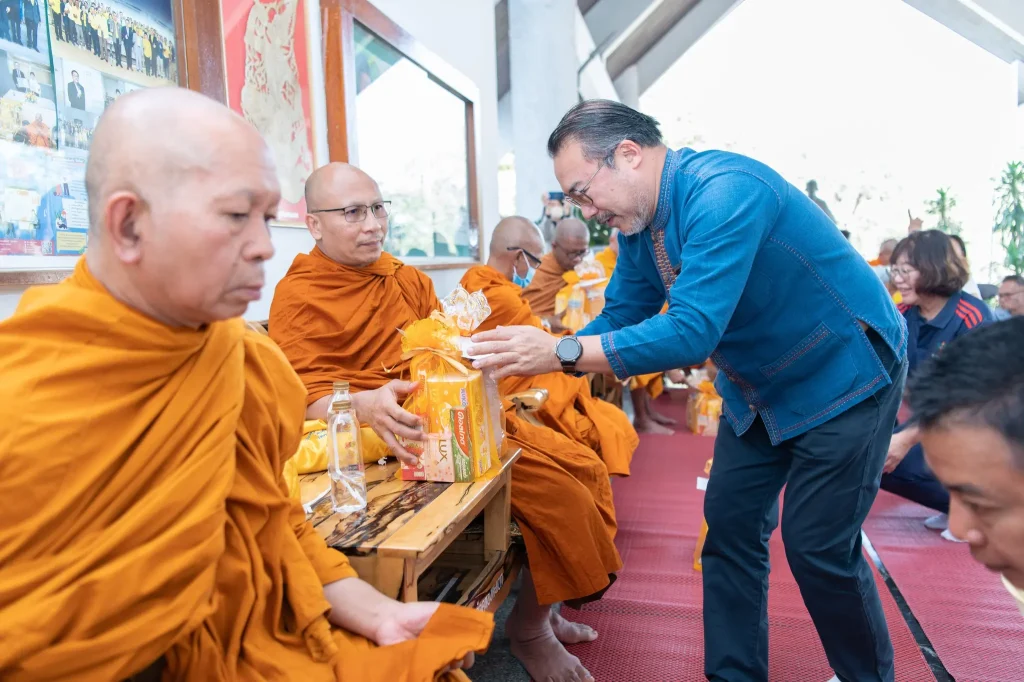 a05 รองนายกฯ ประเสริฐ – ผู้บริหารนิด้า – ศิษย์เก่า ร่วมทำบุญถวายภัตตาหารเพล ในโอกาสเปิด “นิด้า – วิทยาเขตสีคิ้ว” อย่างเป็นทางการ
