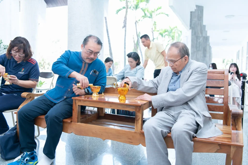a06 รองนายกฯ ประเสริฐ – ผู้บริหารนิด้า – ศิษย์เก่า ร่วมทำบุญถวายภัตตาหารเพล ในโอกาสเปิด “นิด้า – วิทยาเขตสีคิ้ว” อย่างเป็นทางการ