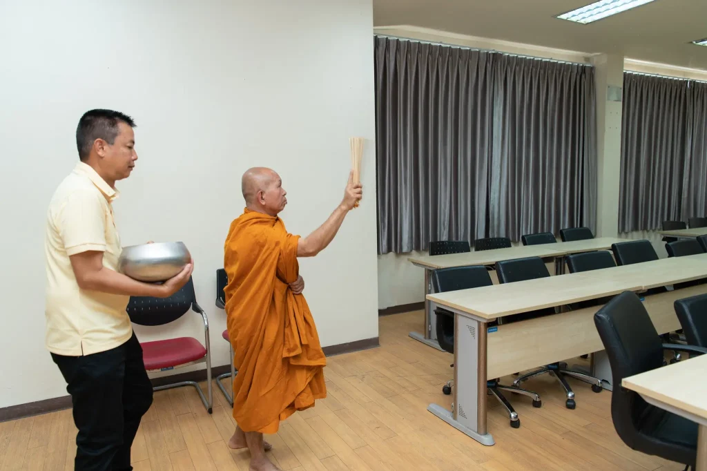 a07 รองนายกฯ ประเสริฐ – ผู้บริหารนิด้า – ศิษย์เก่า ร่วมทำบุญถวายภัตตาหารเพล ในโอกาสเปิด “นิด้า – วิทยาเขตสีคิ้ว” อย่างเป็นทางการ