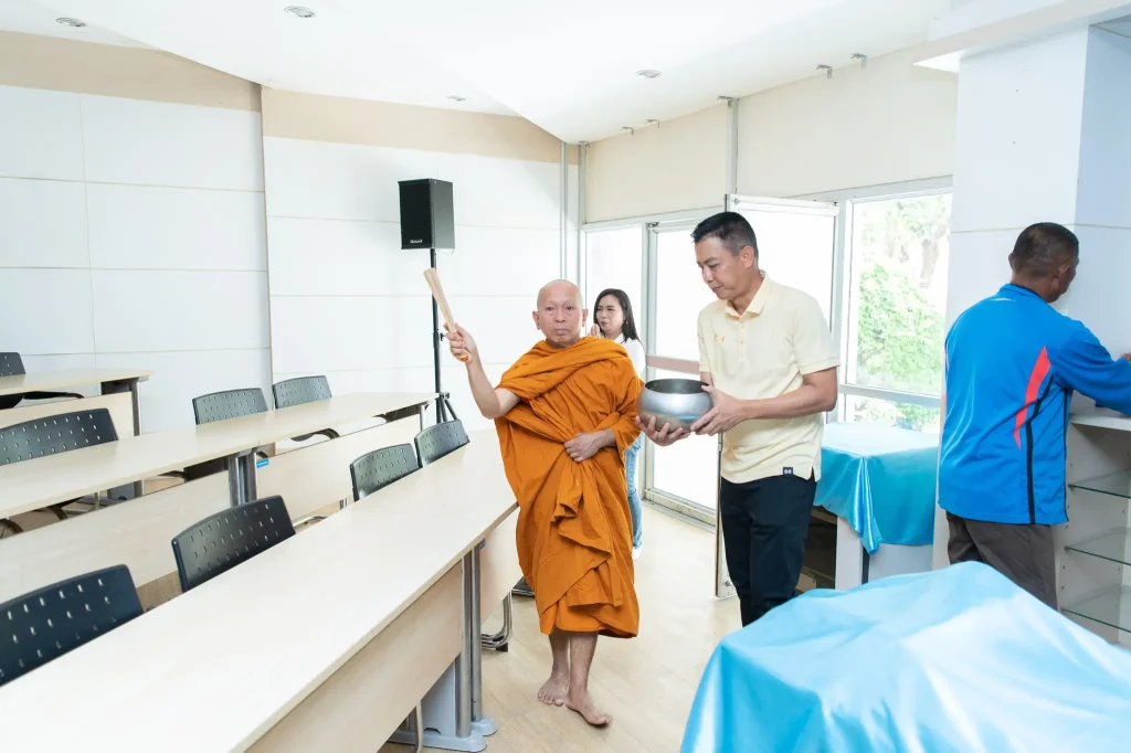 a08 รองนายกฯ ประเสริฐ – ผู้บริหารนิด้า – ศิษย์เก่า ร่วมทำบุญถวายภัตตาหารเพล ในโอกาสเปิด “นิด้า – วิทยาเขตสีคิ้ว” อย่างเป็นทางการ