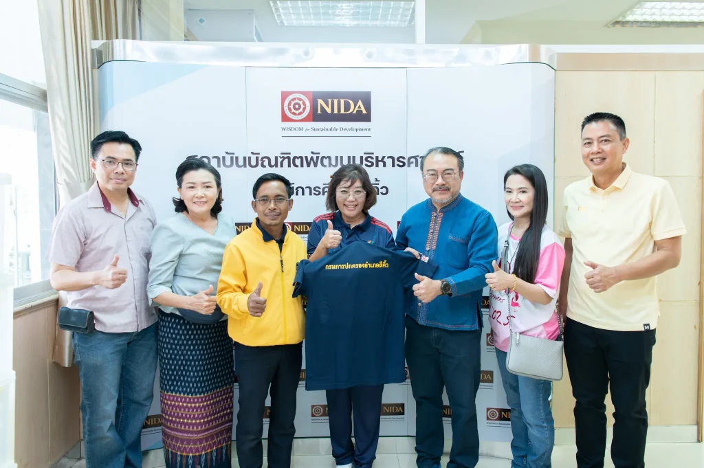 a09 รองนายกฯ ประเสริฐ – ผู้บริหารนิด้า – ศิษย์เก่า ร่วมทำบุญถวายภัตตาหารเพล ในโอกาสเปิด “นิด้า – วิทยาเขตสีคิ้ว” อย่างเป็นทางการ