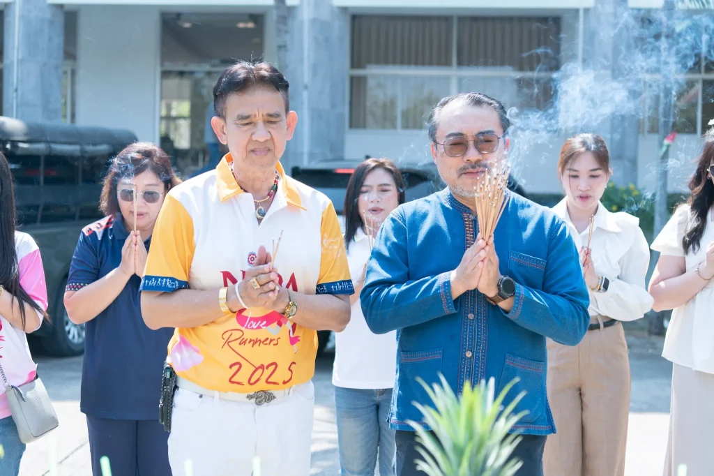 a10 รองนายกฯ ประเสริฐ – ผู้บริหารนิด้า – ศิษย์เก่า ร่วมทำบุญถวายภัตตาหารเพล ในโอกาสเปิด “นิด้า – วิทยาเขตสีคิ้ว” อย่างเป็นทางการ