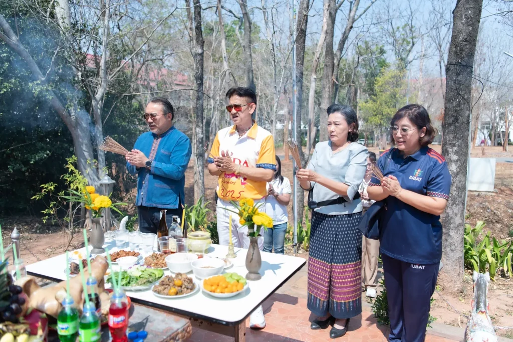 a13 รองนายกฯ ประเสริฐ – ผู้บริหารนิด้า – ศิษย์เก่า ร่วมทำบุญถวายภัตตาหารเพล ในโอกาสเปิด “นิด้า – วิทยาเขตสีคิ้ว” อย่างเป็นทางการ