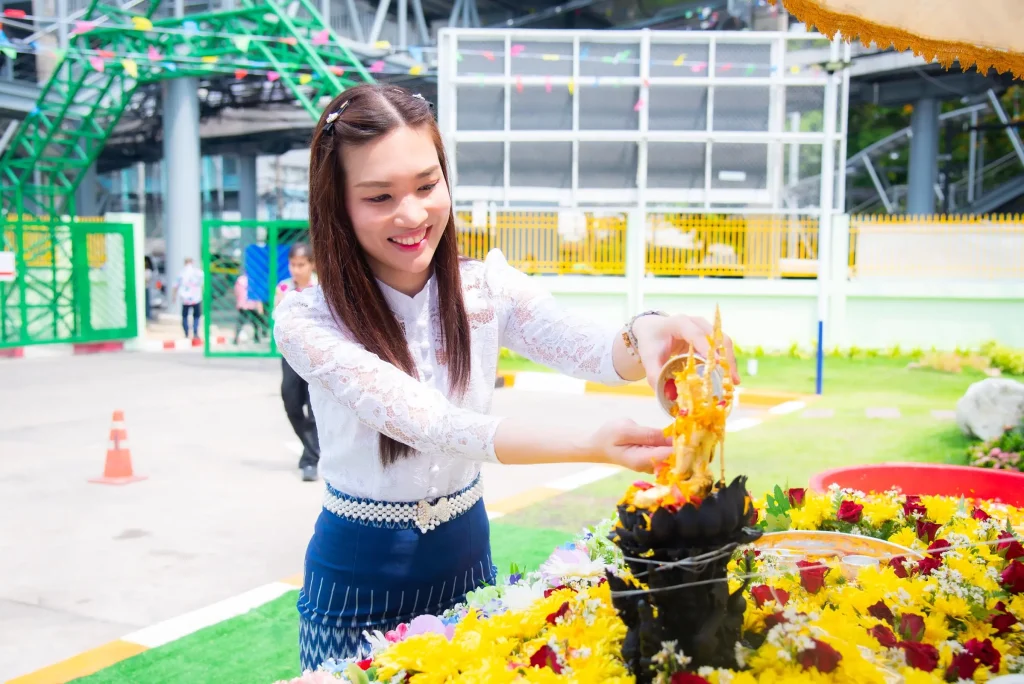 ‘นิด้า’ ร่วมกิจกรรมวันสงกรานต์และวันผู้สูงอายุ ณ สำนักงานเขตบางกะปิ