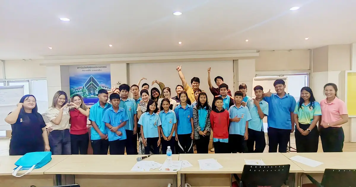 นักศึกษา​หลักสูตร​ภาษาอังกฤษ​เพื่อการพัฒนา​อาชีพ ฝึกปฏิบัติสอนจริง ในโครงการอบรมความรู้​โดยใช้สื่อภาษาอังกฤษ​เป็นสื่อในการสอน