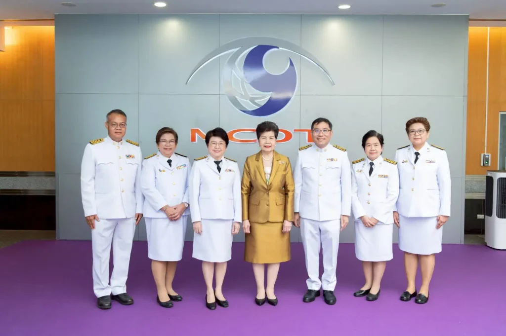 680626-02 “นิด้า” ร่วมบันทึกเทปถวายพระพร เนื่องในโอกาสมหามงคลเฉลิมพระชนมพรรษา พระบาทสมเด็จพระเจ้าอยู่หัว และสมเด็จพระบรมราชชนนีพันปีหลวง