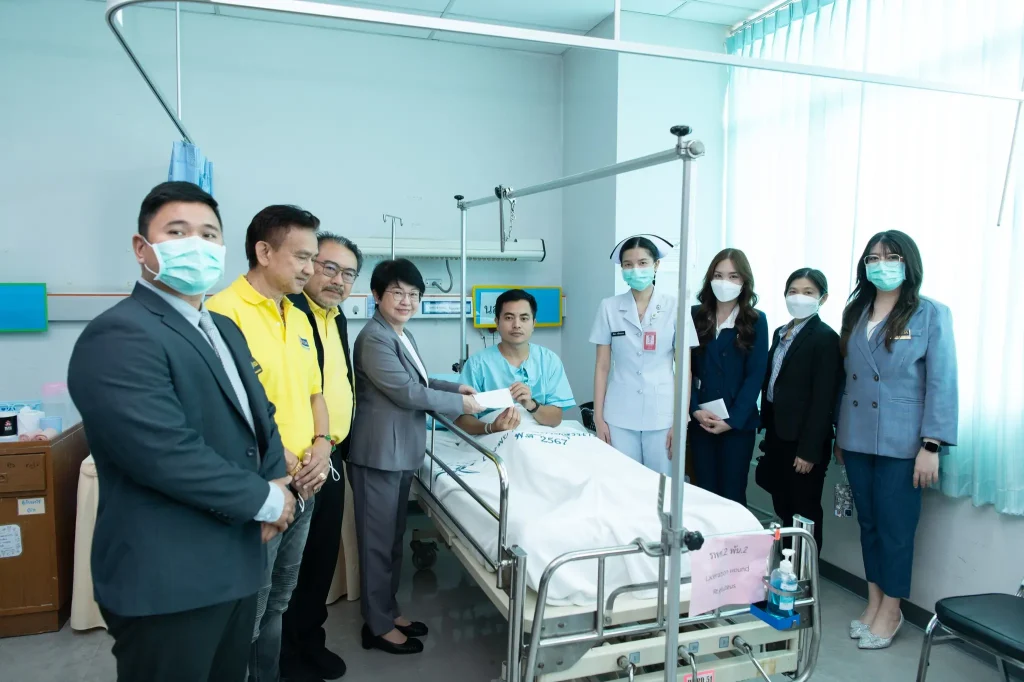 ‘นิด้า’ เข้าเยี่ยมทหารที่ได้รับบาดเจ็บจากการปฏิบัติหน้าที่ปกป้องอธิปไตยชายแดนไทย-กัมพูชา พร้อมมอบเงินสนับสนุน เพื่อเป็นขวัญกำลังใจแก่ทหารกล้าและครอบครัว