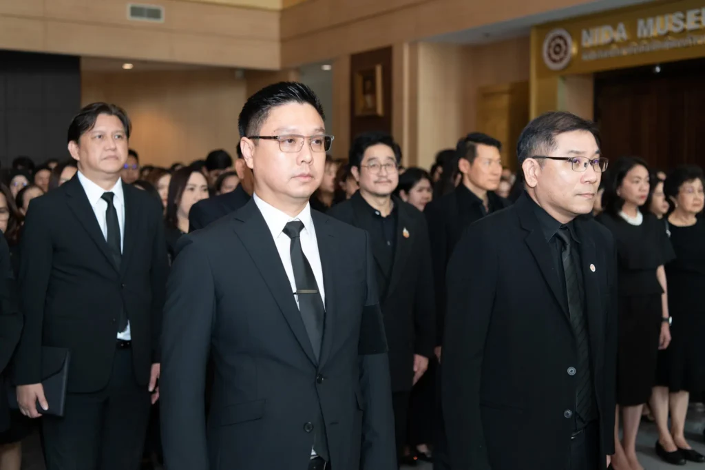 นิด้า น้อมถวายความอาลัยและสำนึกในพระมหากรุณาธิคุณแด่ สมเด็จพระนางเจ้าสิริกิติ์ พระบรมราชินีนาถ พระบรมราชชนนีพันปีหลวง