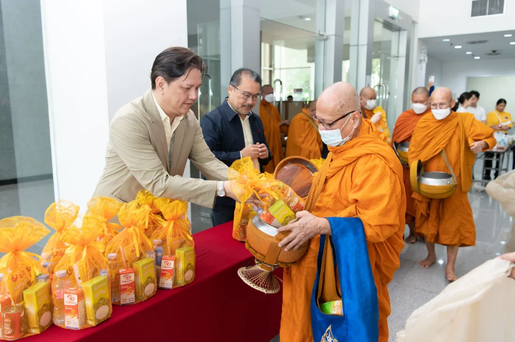 681010nida (16) ‘นิด้า’ จัดพิธีทำบุญตักบาตร เพื่อถวายเป็นพระราชกุศล เนื่องในโอกาสวันคล้ายวันสวรรคต ในหลวงรัชกาลที่ ๙ ผู้ทรงก่อกำเนิดสถาบัน