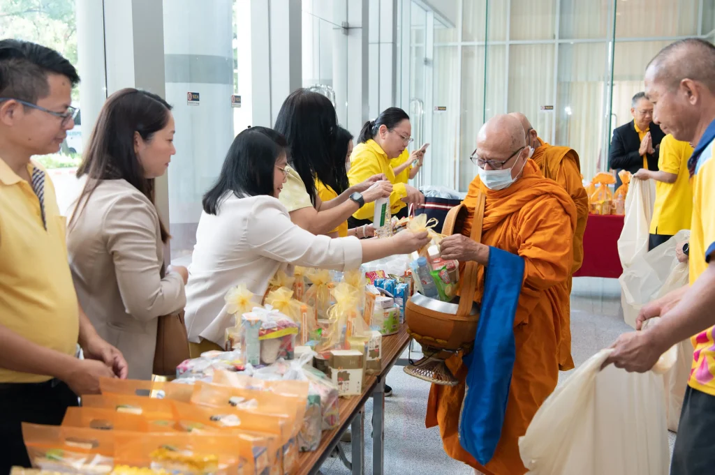 681010nida (19) ‘นิด้า’ จัดพิธีทำบุญตักบาตร เพื่อถวายเป็นพระราชกุศล เนื่องในโอกาสวันคล้ายวันสวรรคต ในหลวงรัชกาลที่ ๙ ผู้ทรงก่อกำเนิดสถาบัน