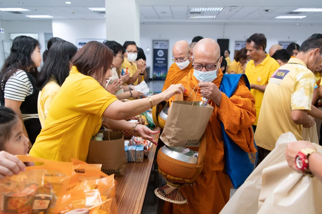 681010nida (24) ‘นิด้า’ จัดพิธีทำบุญตักบาตร เพื่อถวายเป็นพระราชกุศล เนื่องในโอกาสวันคล้ายวันสวรรคต ในหลวงรัชกาลที่ ๙ ผู้ทรงก่อกำเนิดสถาบัน