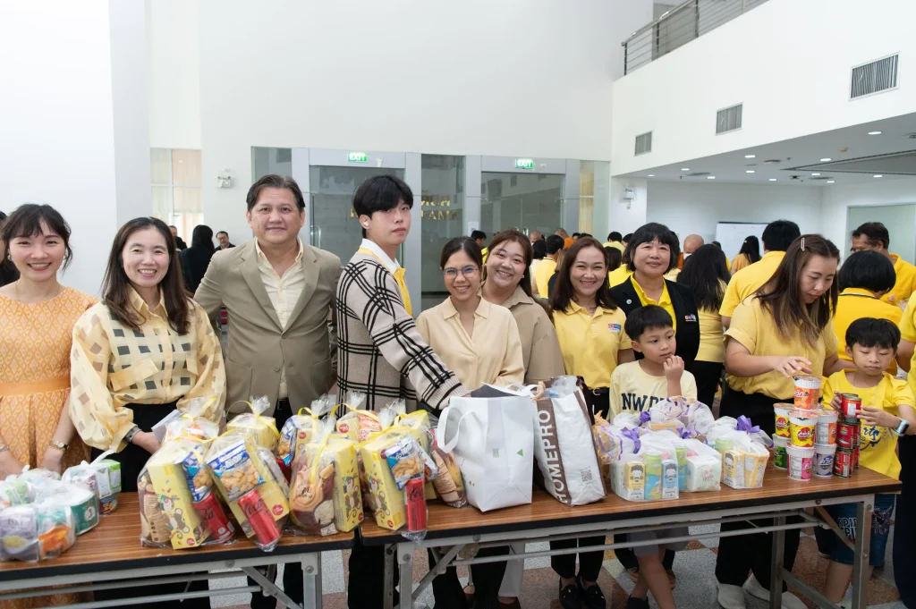 681010nida (29) ‘นิด้า’ จัดพิธีทำบุญตักบาตร เพื่อถวายเป็นพระราชกุศล เนื่องในโอกาสวันคล้ายวันสวรรคต ในหลวงรัชกาลที่ ๙ ผู้ทรงก่อกำเนิดสถาบัน