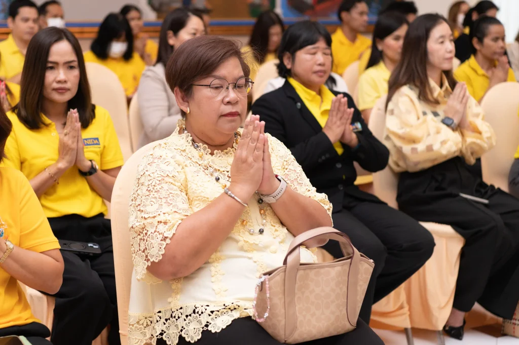 681010nida (5) ‘นิด้า’ จัดพิธีทำบุญตักบาตร เพื่อถวายเป็นพระราชกุศล เนื่องในโอกาสวันคล้ายวันสวรรคต ในหลวงรัชกาลที่ ๙ ผู้ทรงก่อกำเนิดสถาบัน