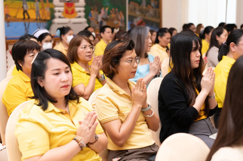 681010nida (8) ‘นิด้า’ จัดพิธีทำบุญตักบาตร เพื่อถวายเป็นพระราชกุศล เนื่องในโอกาสวันคล้ายวันสวรรคต ในหลวงรัชกาลที่ ๙ ผู้ทรงก่อกำเนิดสถาบัน
