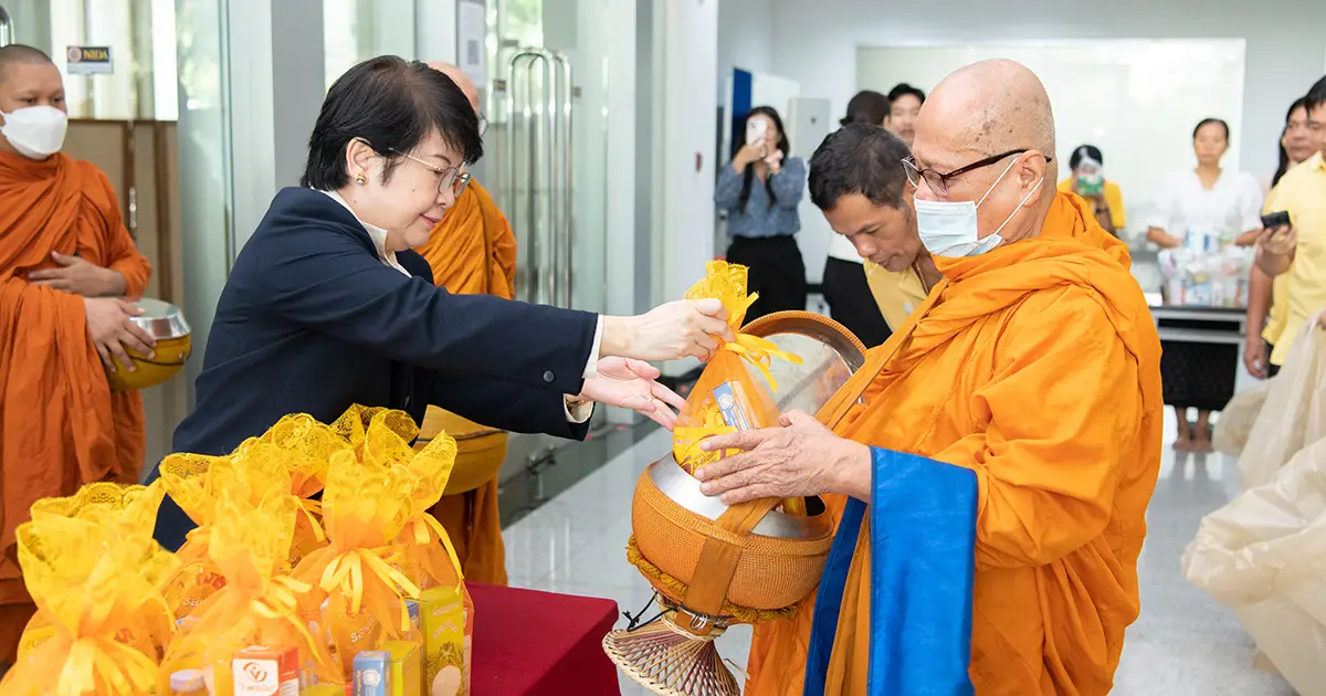 ‘นิด้า’ จัดพิธีทำบุญตักบาตร เพื่อถวายเป็นพระราชกุศล เนื่องในโอกาสวันคล้ายวันสวรรคต ในหลวงรัชกาลที่ ๙ ผู้ทรงก่อกำเนิดสถาบัน