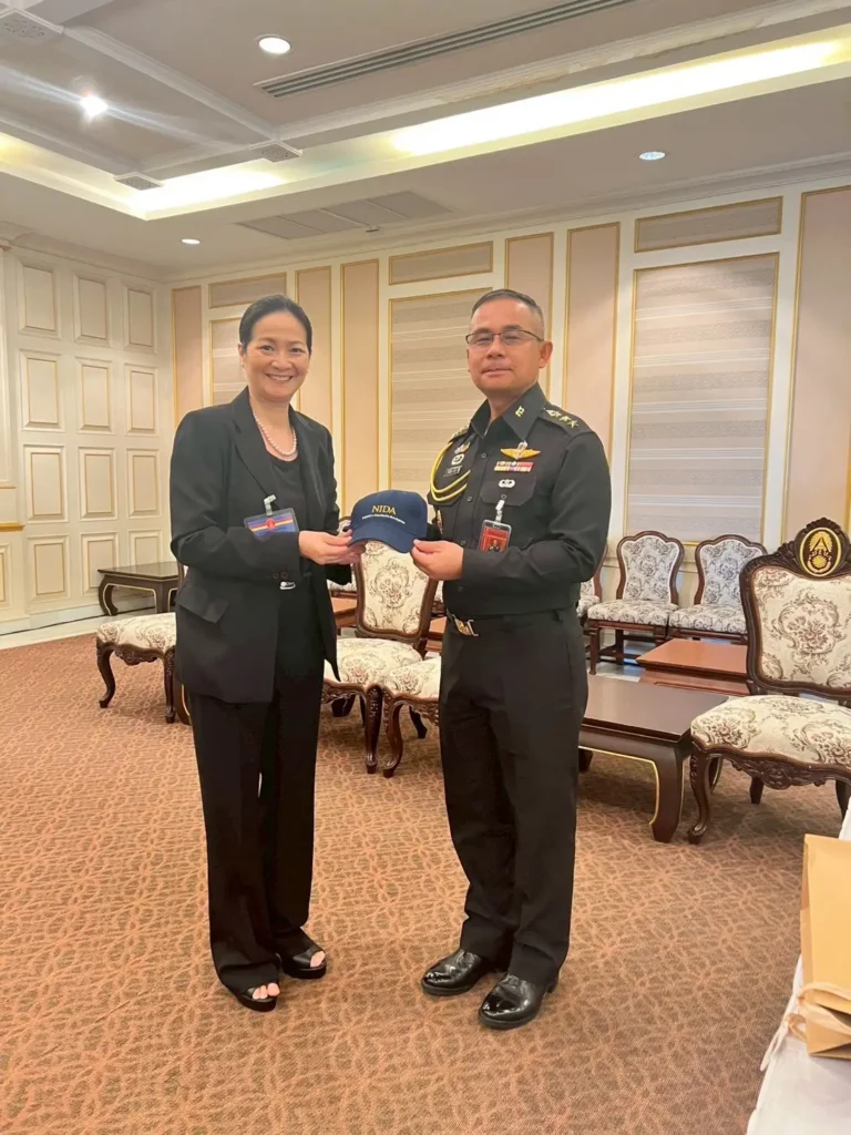 681204-03 ’นิด้า‘ ผนึกกำลังกองทัพบก ส่งมอบสิ่งของบรรเทาทุกข์ผู้ประสบอุทกภัยภาคใต้