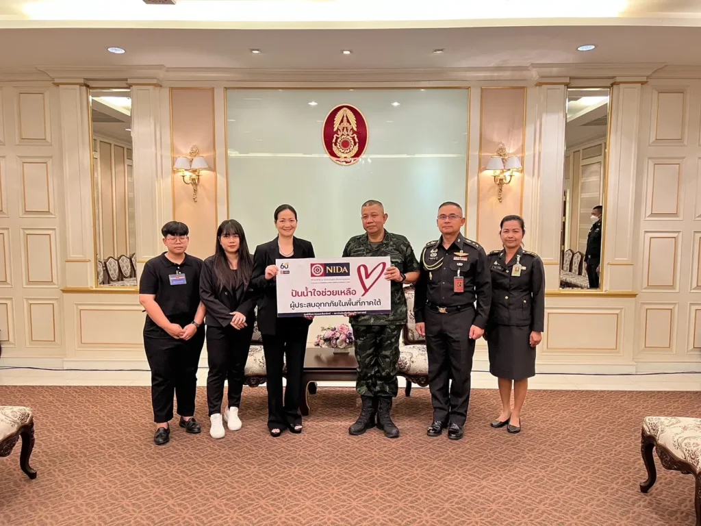 681204-04 ’นิด้า‘ ผนึกกำลังกองทัพบก ส่งมอบสิ่งของบรรเทาทุกข์ผู้ประสบอุทกภัยภาคใต้