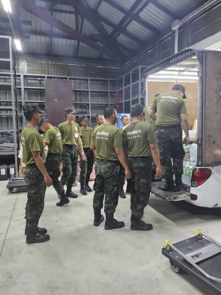 681204-07 ’นิด้า‘ ผนึกกำลังกองทัพบก ส่งมอบสิ่งของบรรเทาทุกข์ผู้ประสบอุทกภัยภาคใต้